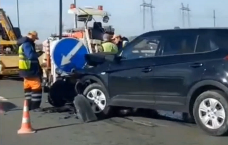 На выезде из Новочебоксарска Hyundai врезался в дорожную технику