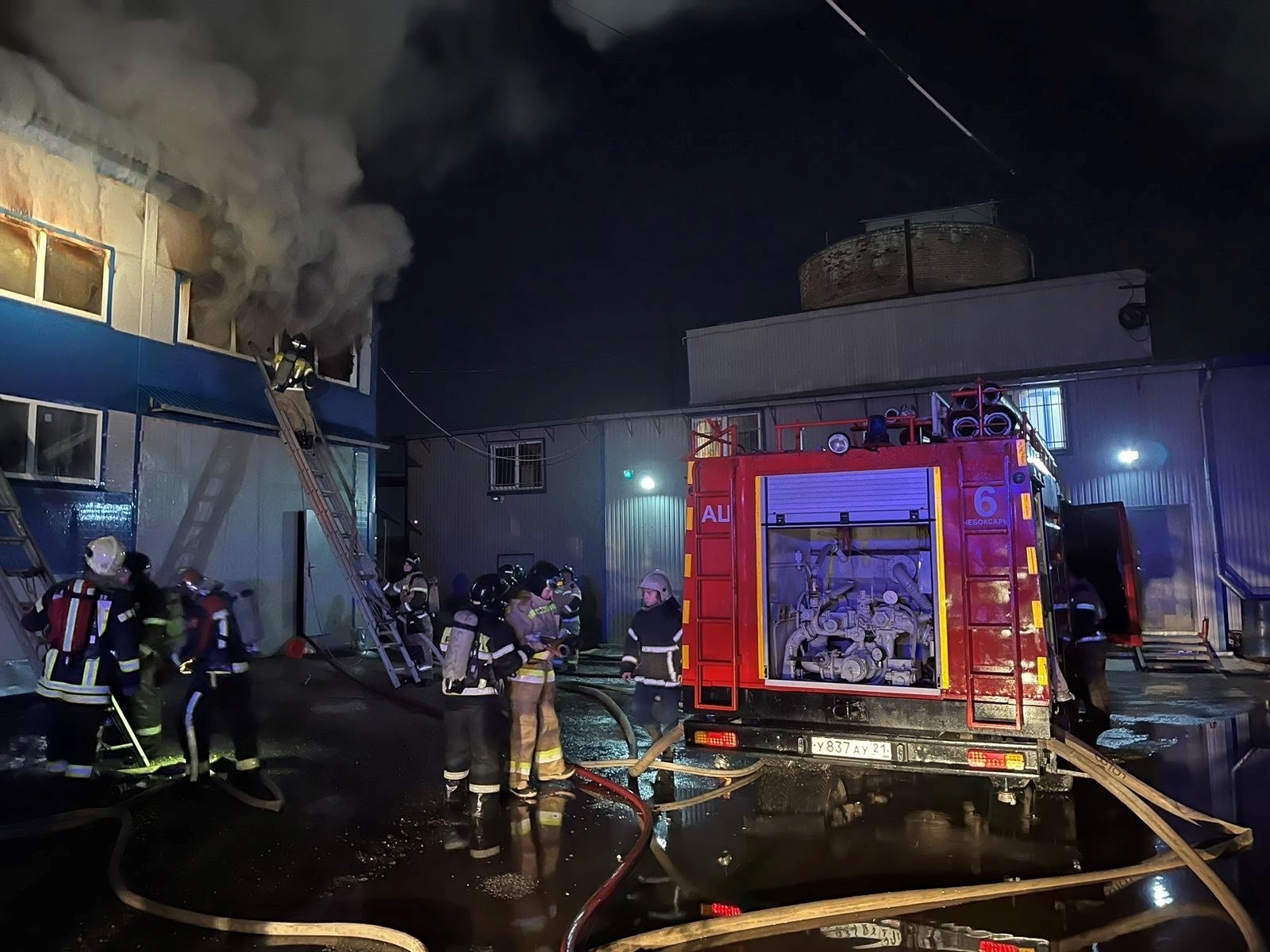 В Чебоксарах более тридцати пожарных тушили загоревшийся склад