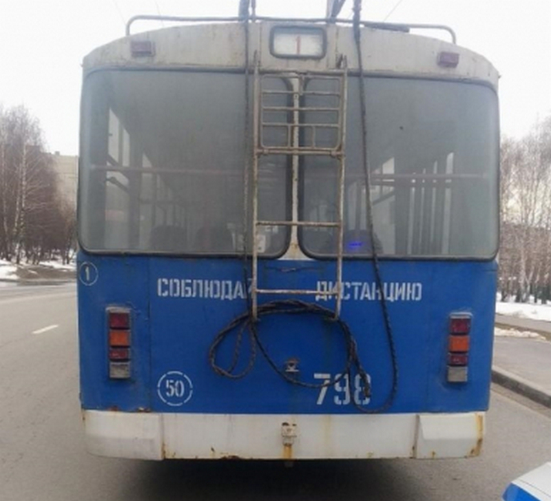 В Чебоксарах водителя троллейбуса признали виновным: пассажирку зажало дверьми