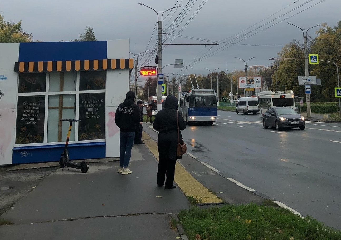 Могут ли полицейские прямо на улице вручить прохожему повестку