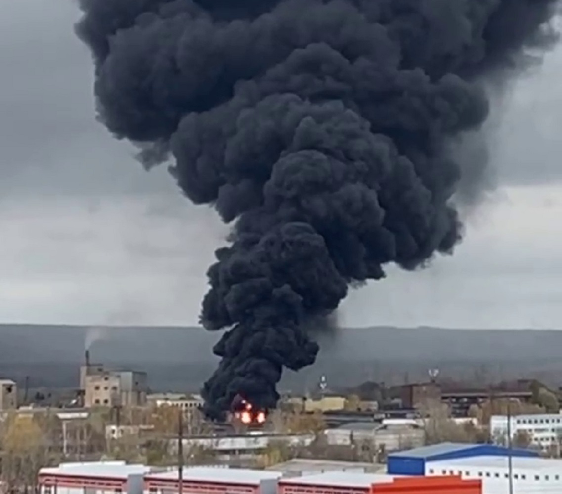 В Новочебоксарске горит предприятие на Промышленной: над городом черный дым
