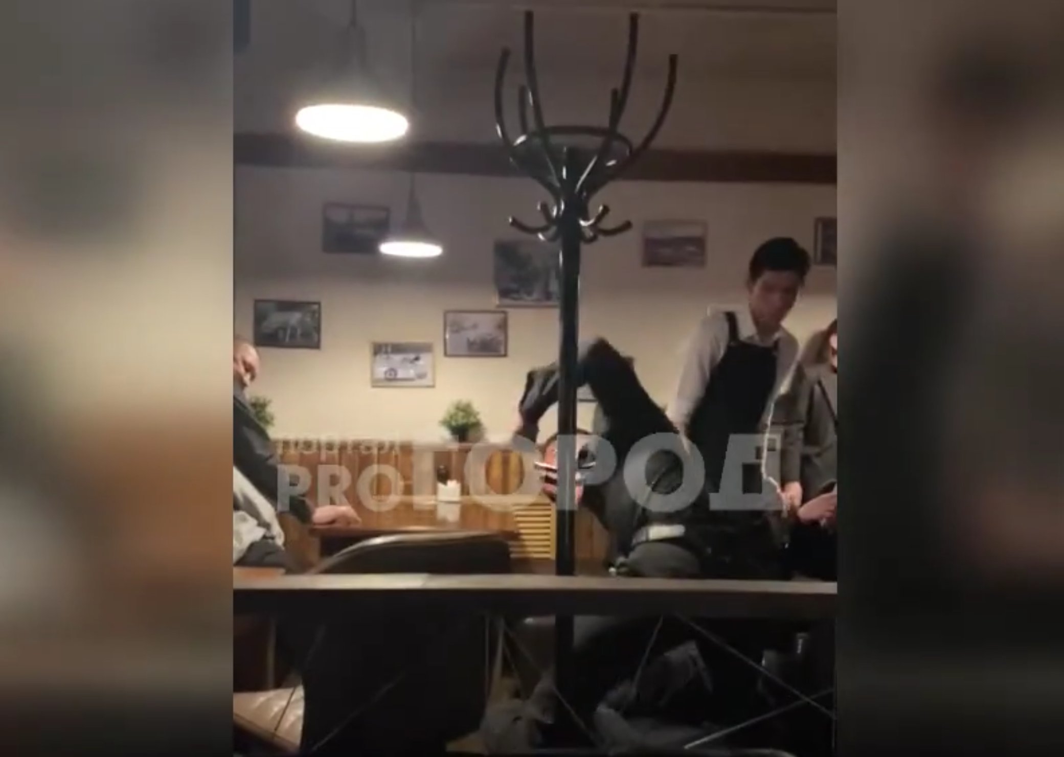 В крыму избили посетителей кафе. Посетители кафе. Мужчина в кафе. Заведения для молодых людей. Скандал в кафе.