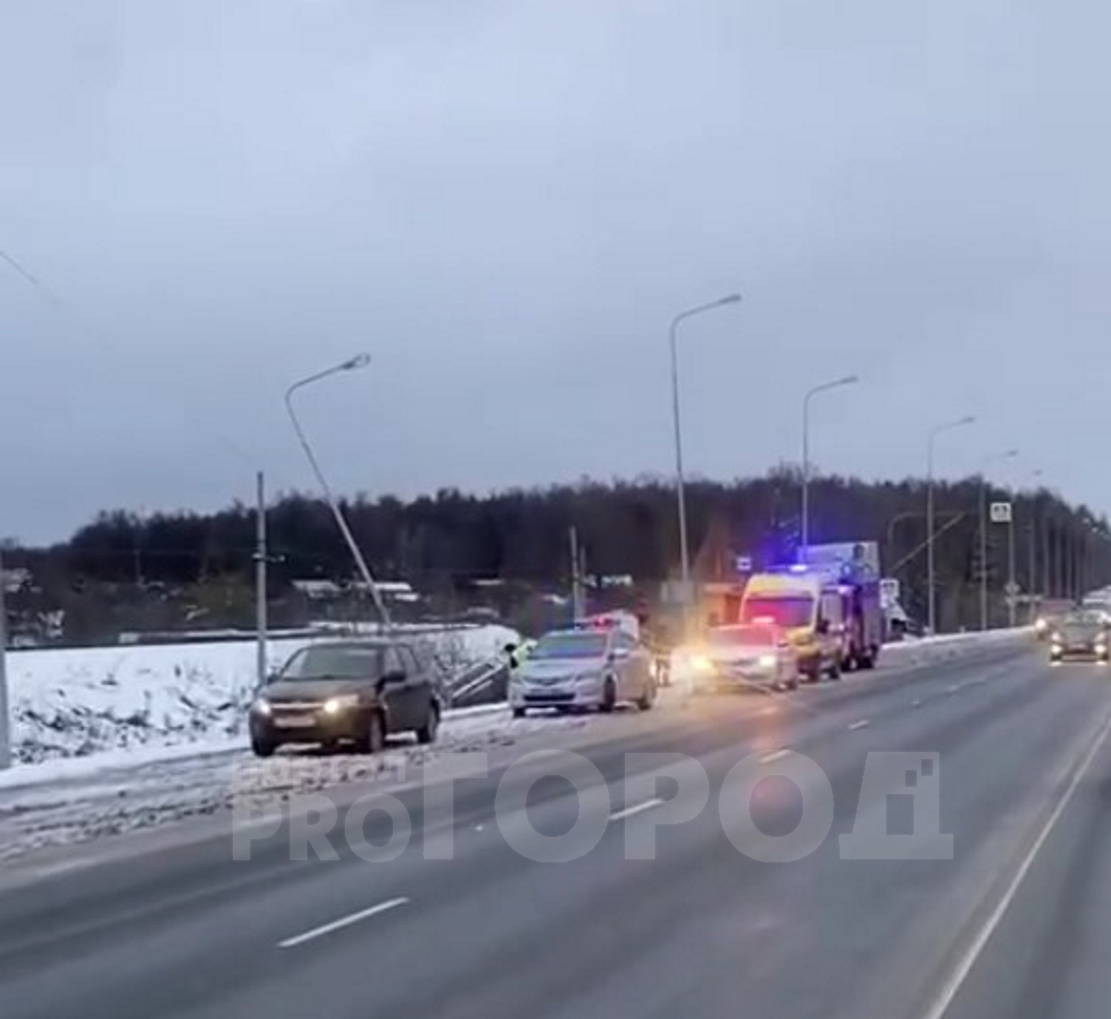 В Чебоксарах "жигули" улетели в кювет и погнули столб