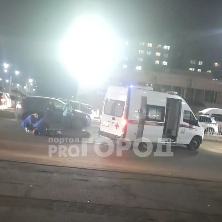 В Чебоксарах машина сбила человека: случившееся попало на видеорегистратор