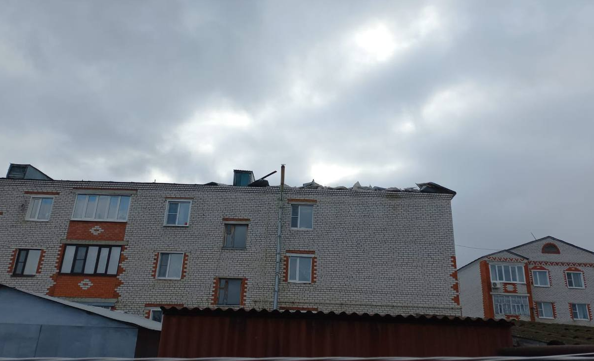 В Батырево ветром снесло крышу многоквартирного дома