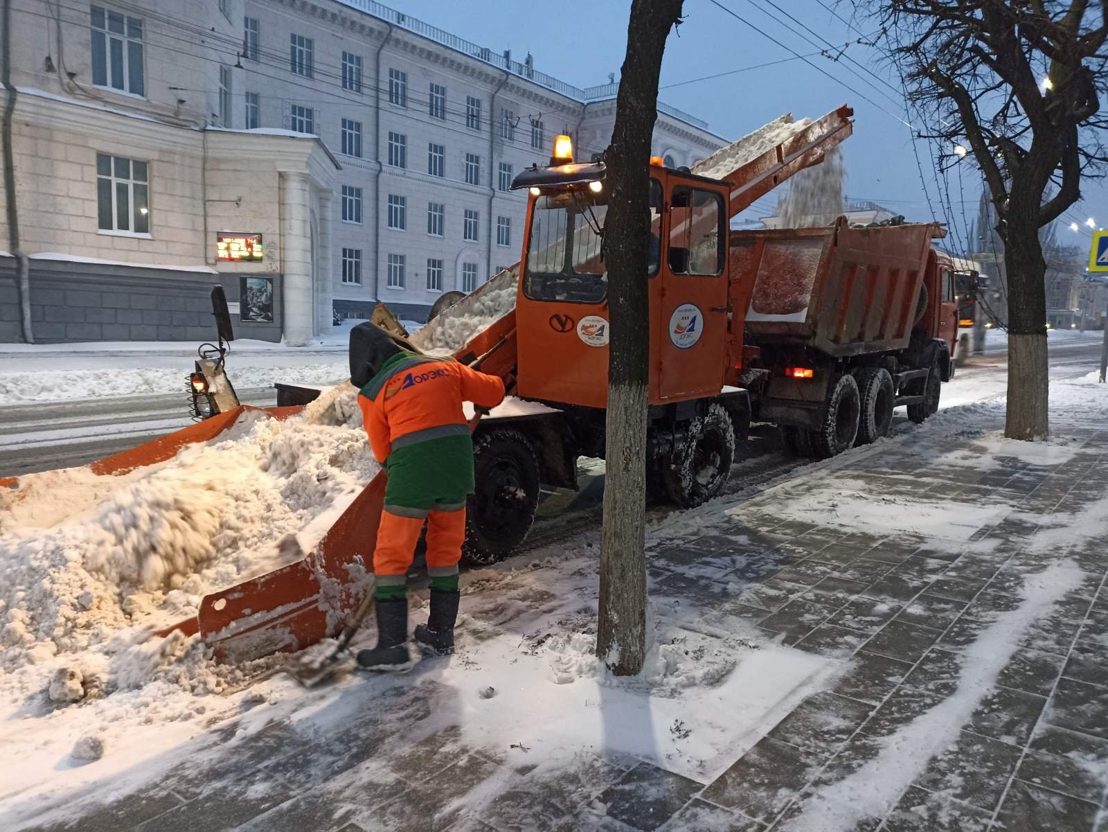 Дорожные службы борются со снегопадом в Чебоксарах