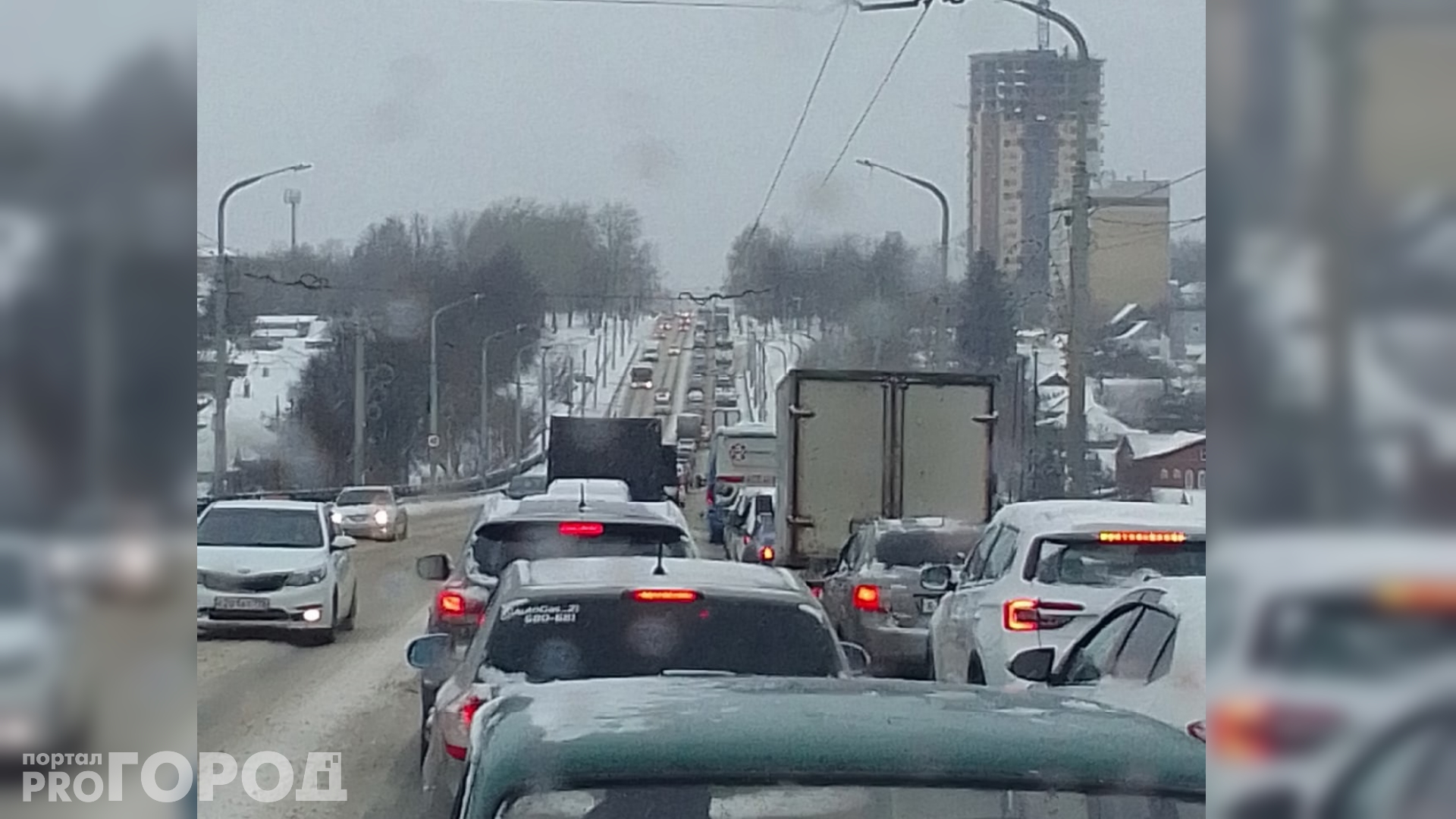 В Чебоксарах на Гагаринском мосту образовалась 900-метровая пробка