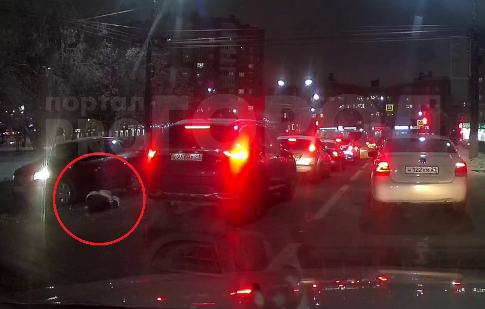 Появилось видео ДТП со сбитым школьником около отеля "Россия"