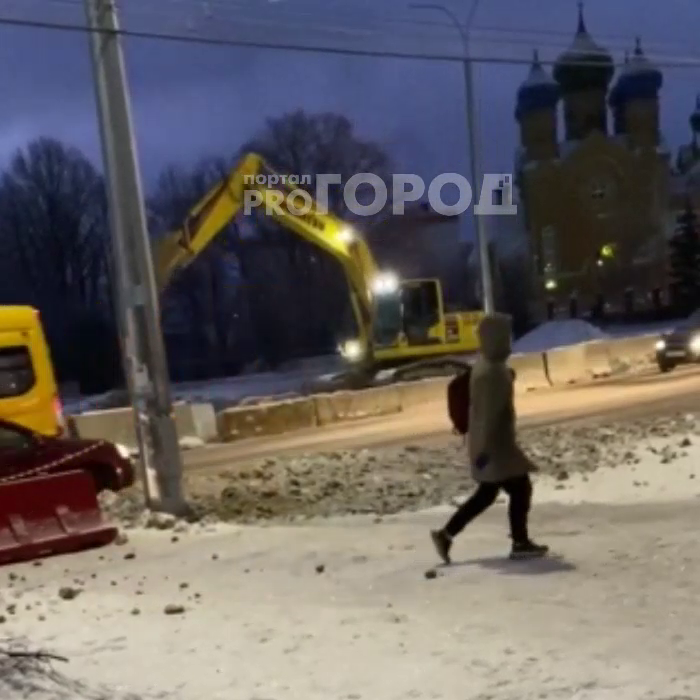 Разрыли экскаватором ангела с мечом.