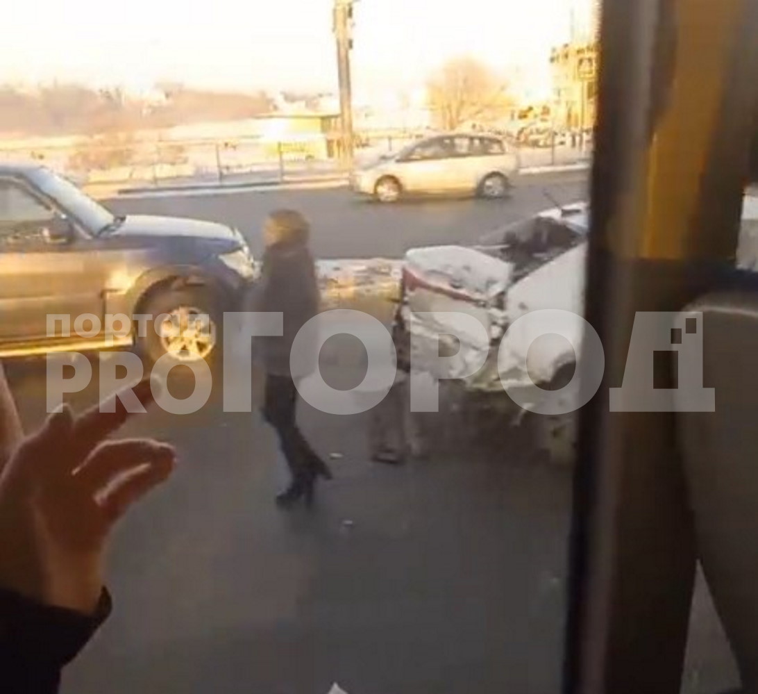 В Чебоксарах на Московском мосту автобус врезался в легковушку