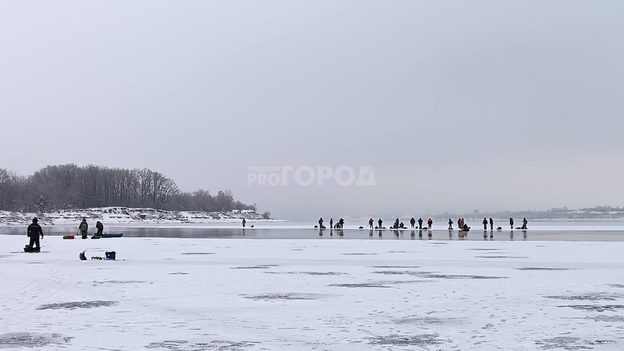 30 чувашских рыбаков отправились в плавание на большой льдине