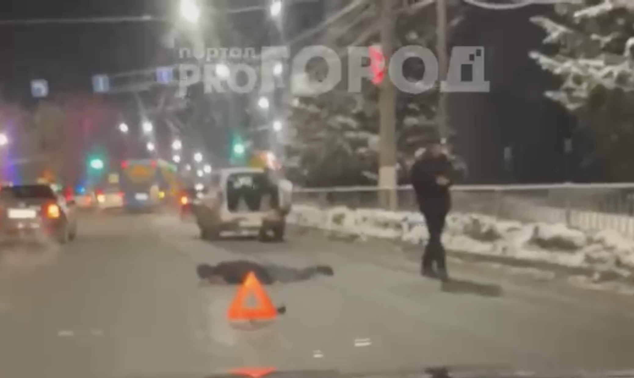 В Чебоксарах около остановки "Афанасьева" мужчину сбили сразу два автомобиля