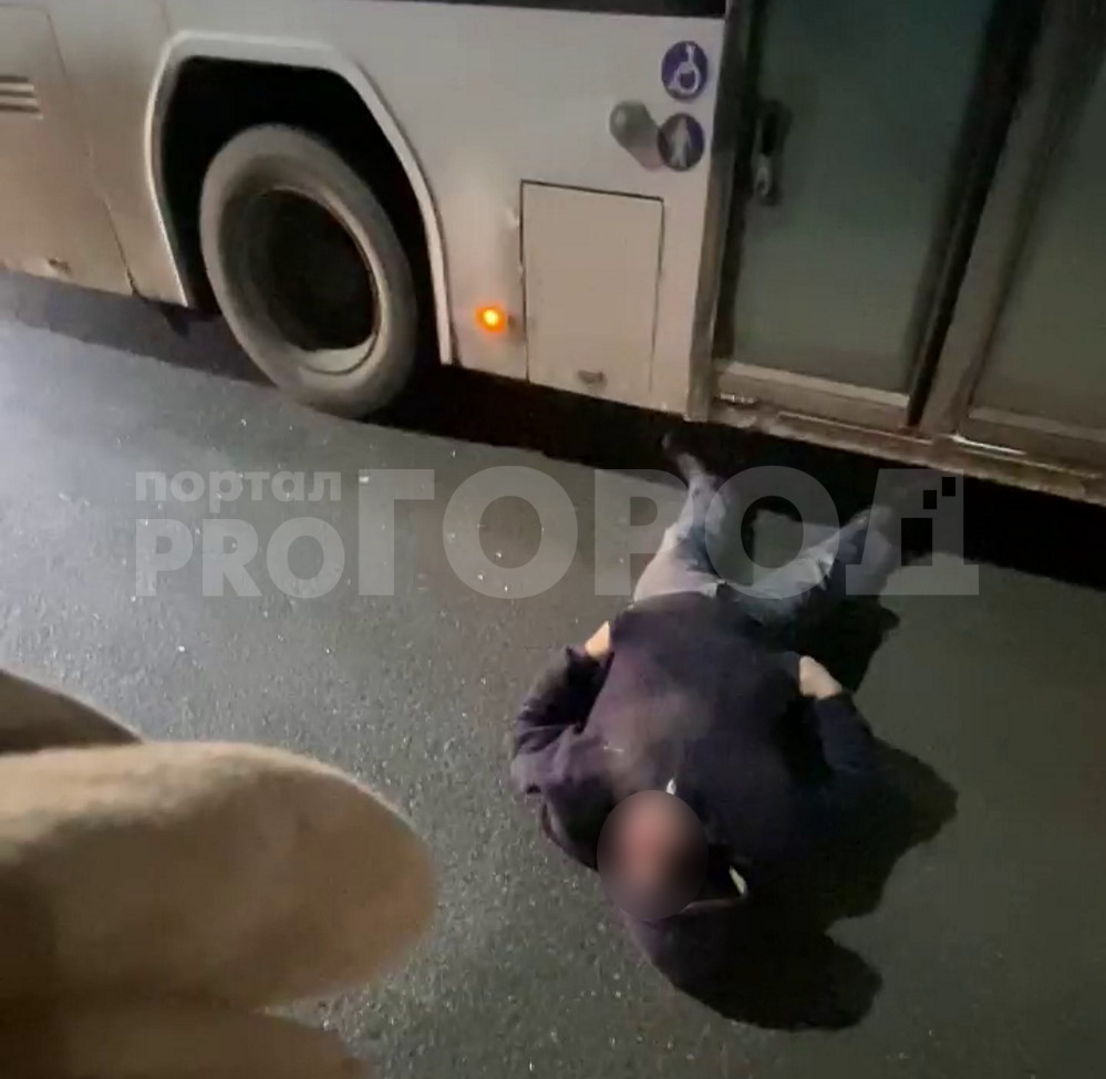 В Чебоксарах автобус сбил человека: "Дышал, скорее всего будет жить"