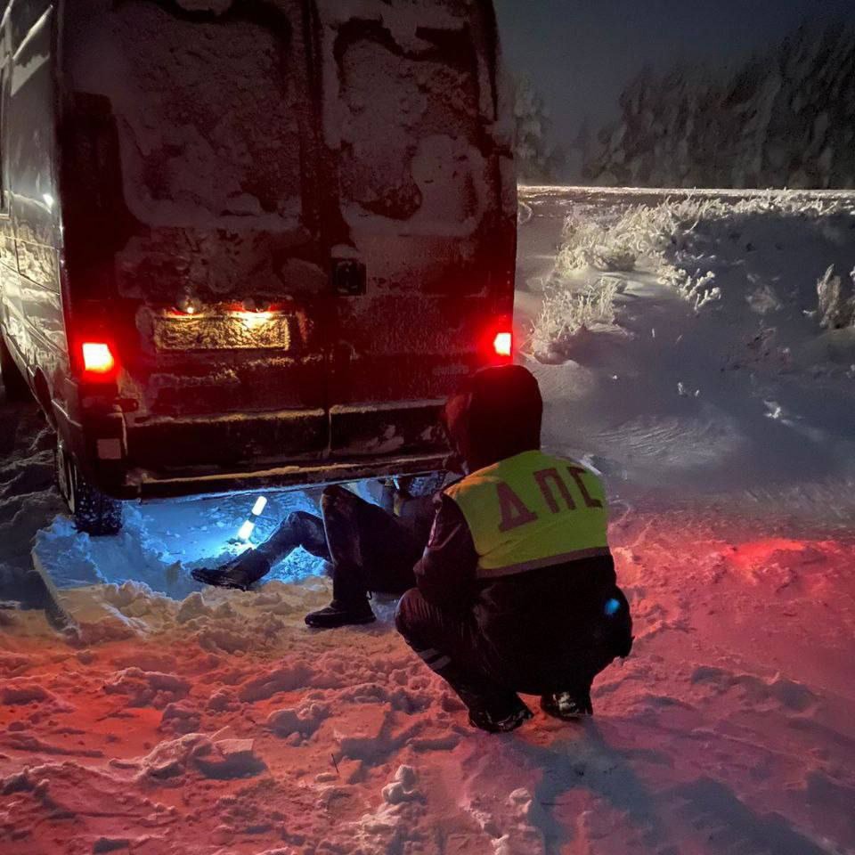 Сотрудники ГИБДД помогли водителю, попавшему в снежный плен в Чувашии