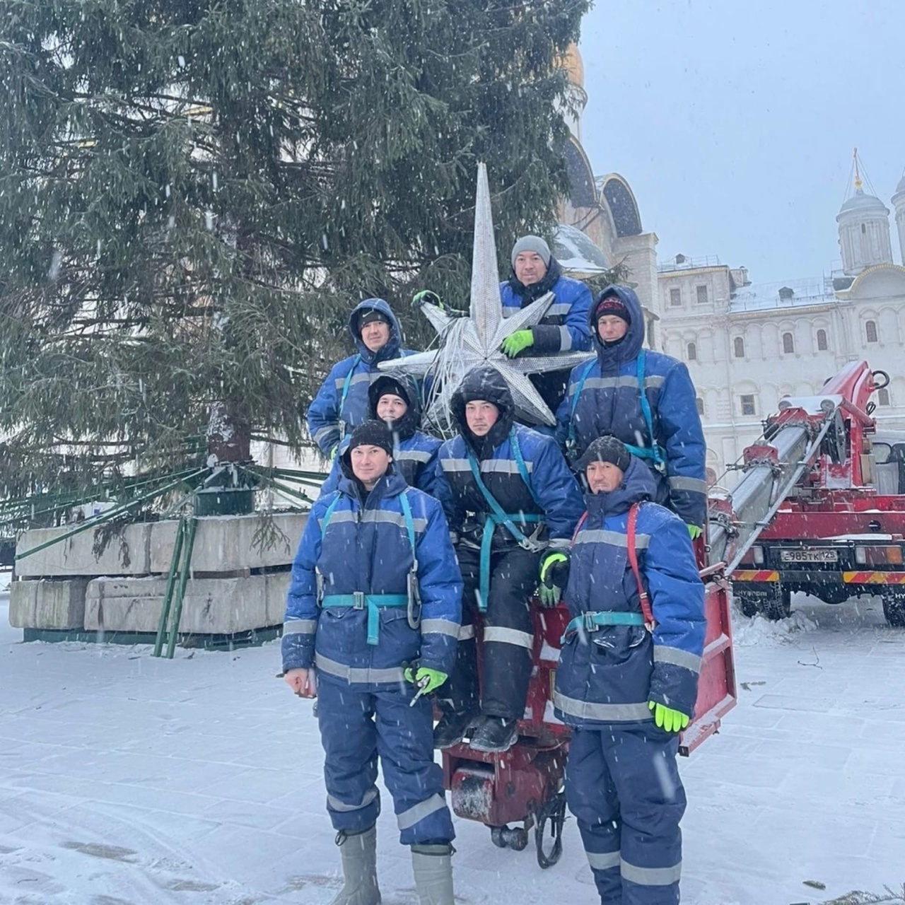 Парни из Чувашии несколько лет спиливают и устанавливают возле Кремля главную елку страны