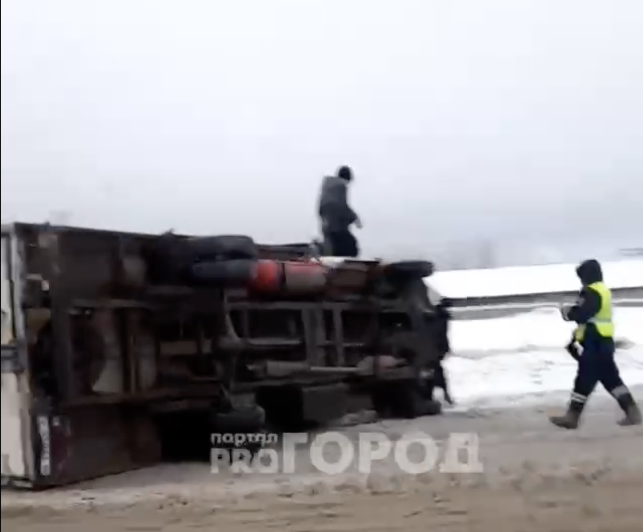 В Чебоксарах на заснеженной дороге перевернулся грузовик