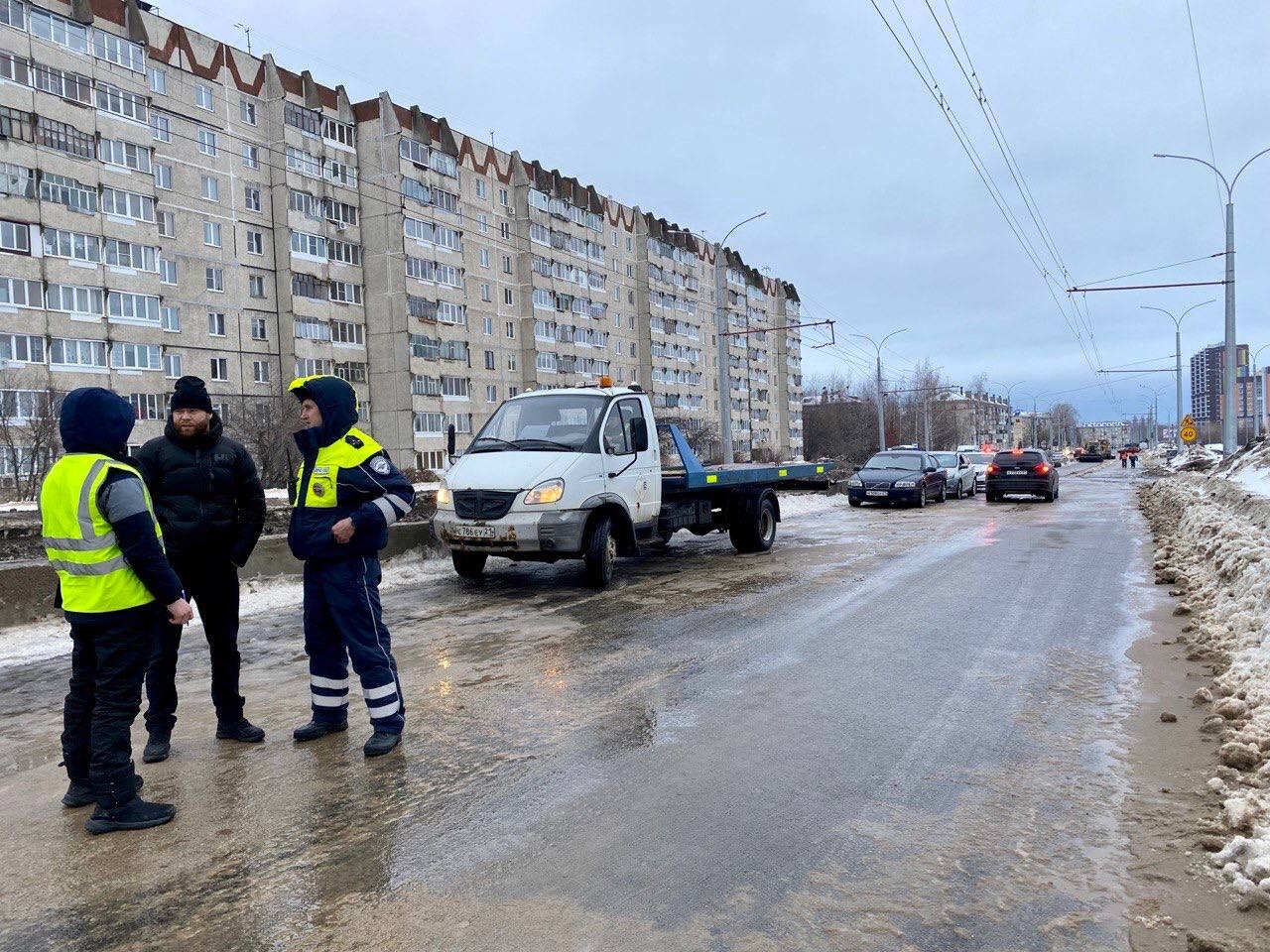 На Гражданской в Чебоксарах будут принудительно эвакуировать припаркованные машины