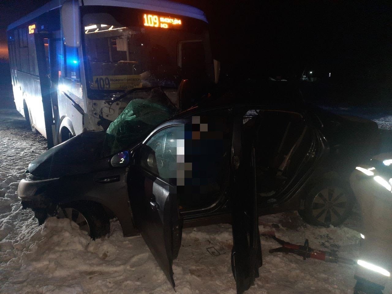 В Чувашии автобус с 15 пассажирами попал в аварию с легковушкой: погибли 2 человека