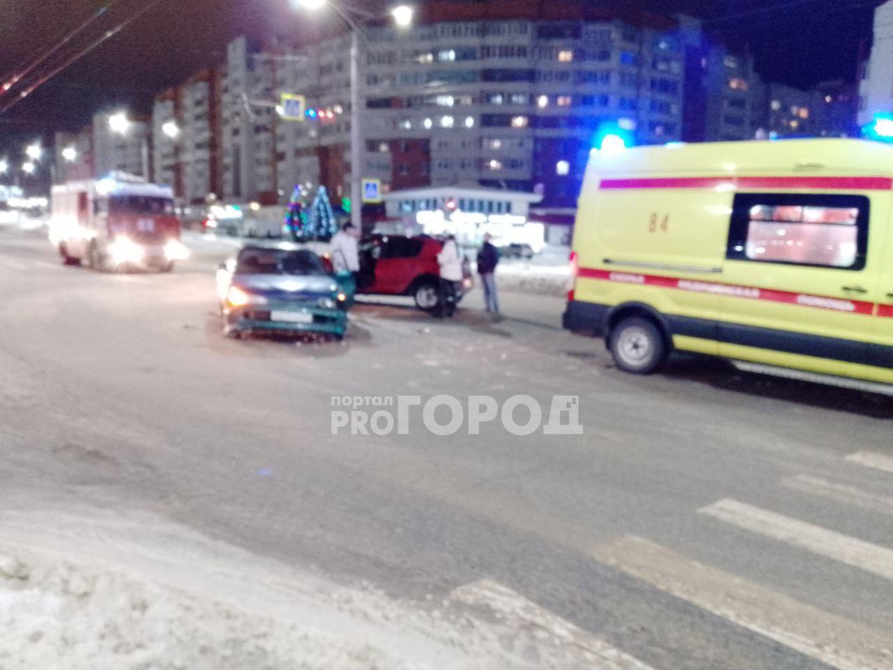 В Чебоксарах столкнулись две легковушки: пострадавших увезли на скорой помощи