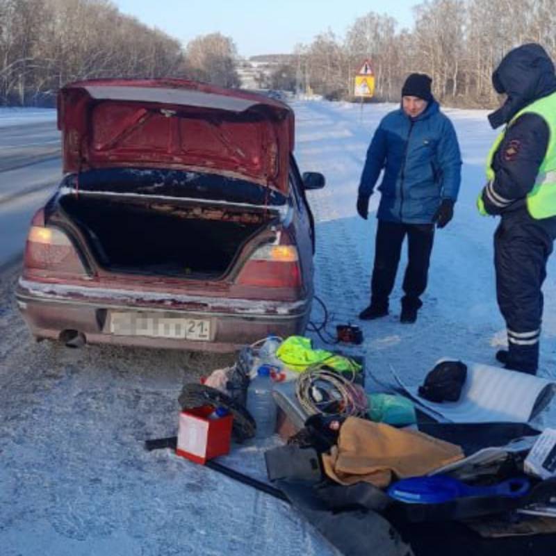 Инспекторы ДПС не дали замерзнуть водителю на трассе в Канашском районе