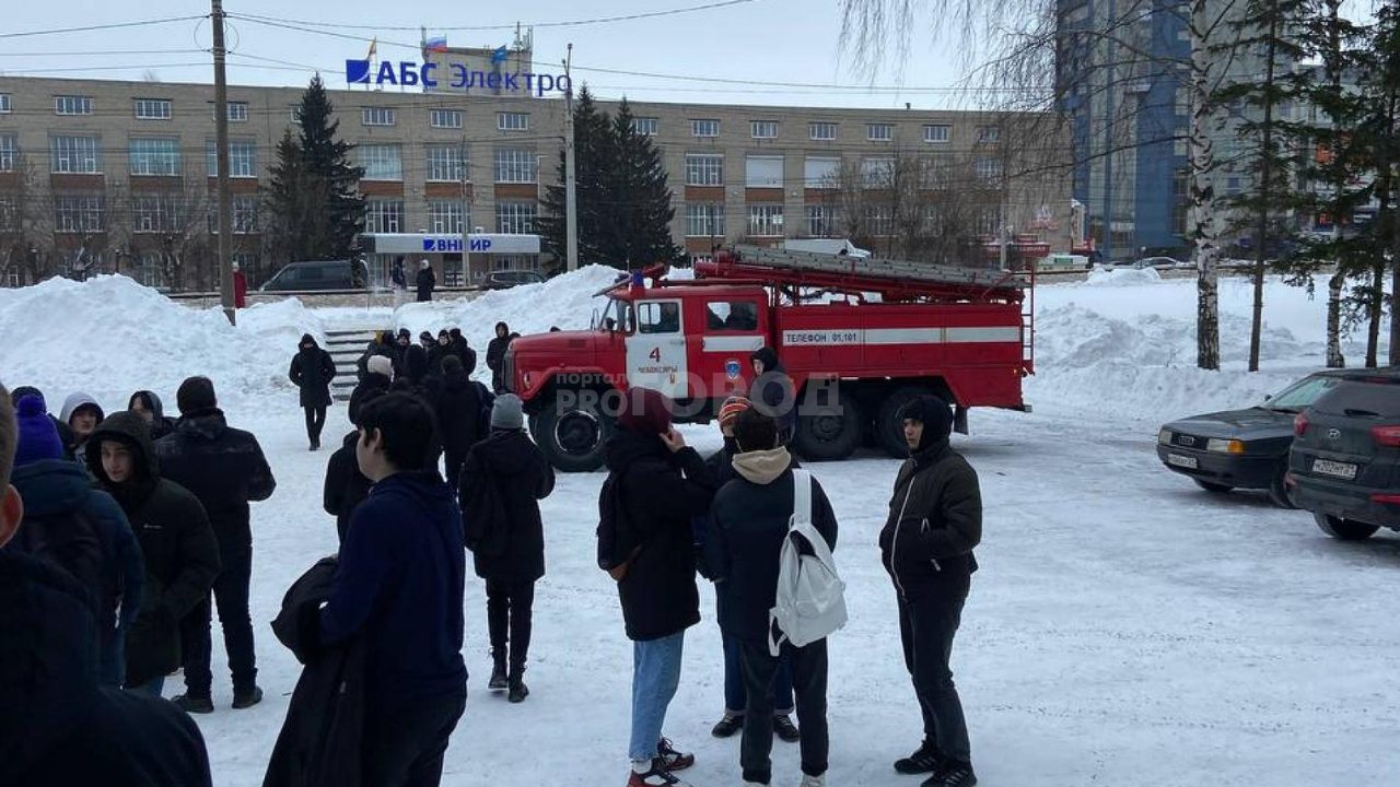 Студентов колледжа в Чебоксарах экстренно вывели на улицу