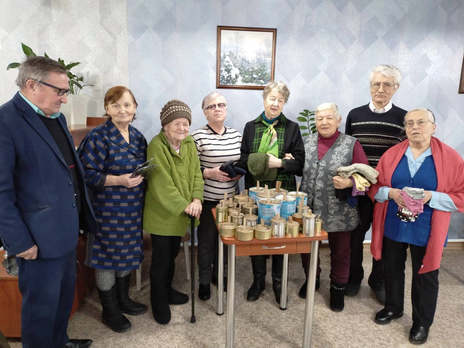 Чувашские пенсионеры делают окопные свечи: 