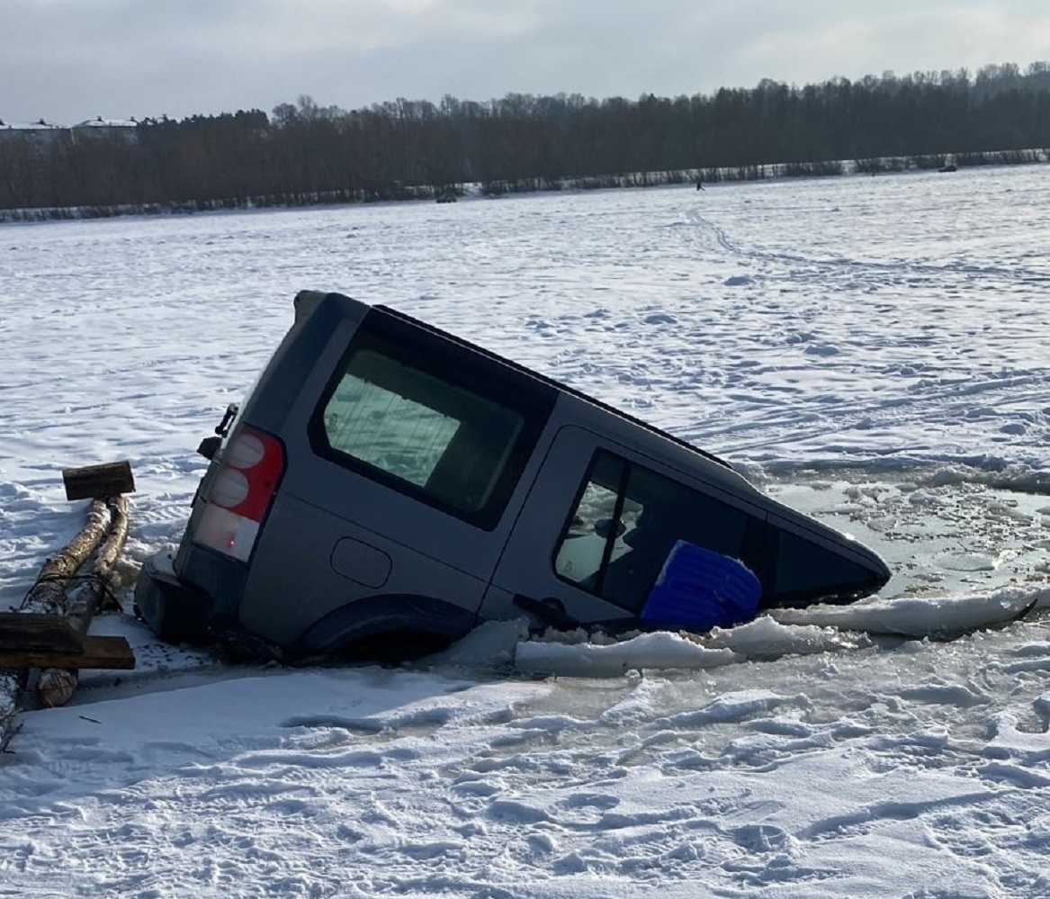 В Чувашии на Суре Land Rover Discovery ушел под лед