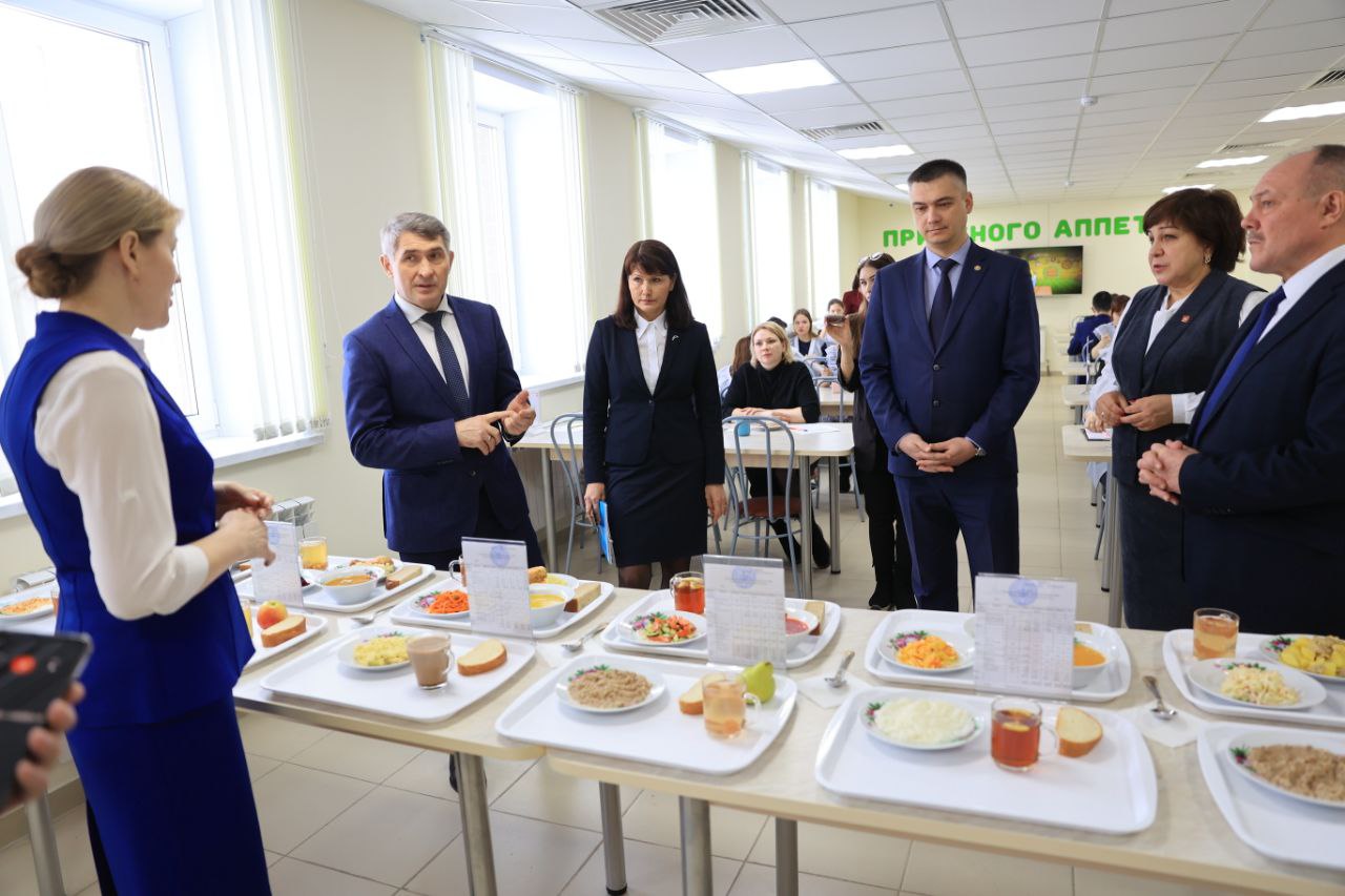 Николаев наведался в столовую яльчикской школы во время обеда