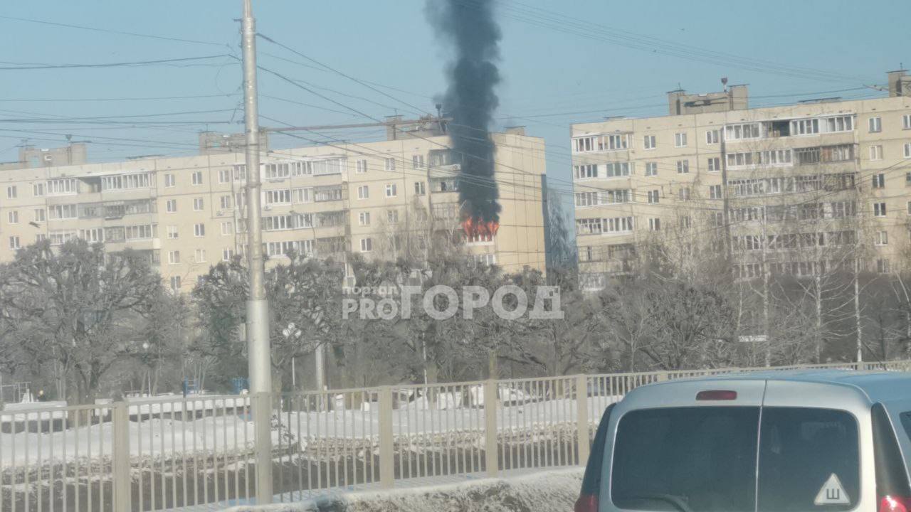 В Новоюжном районе Чебоксар горит квартира 