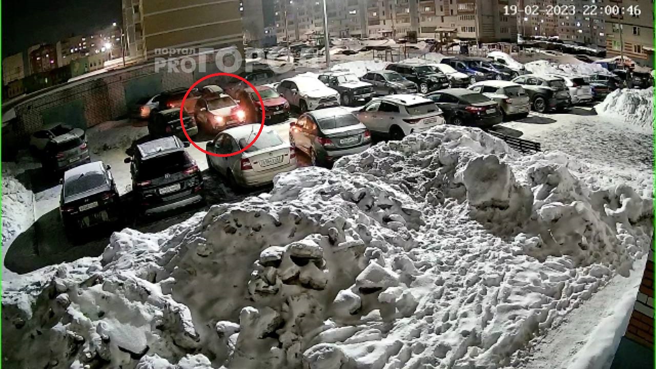 В Новочебоксарске мужчина со сковородой напал на Lada XRay