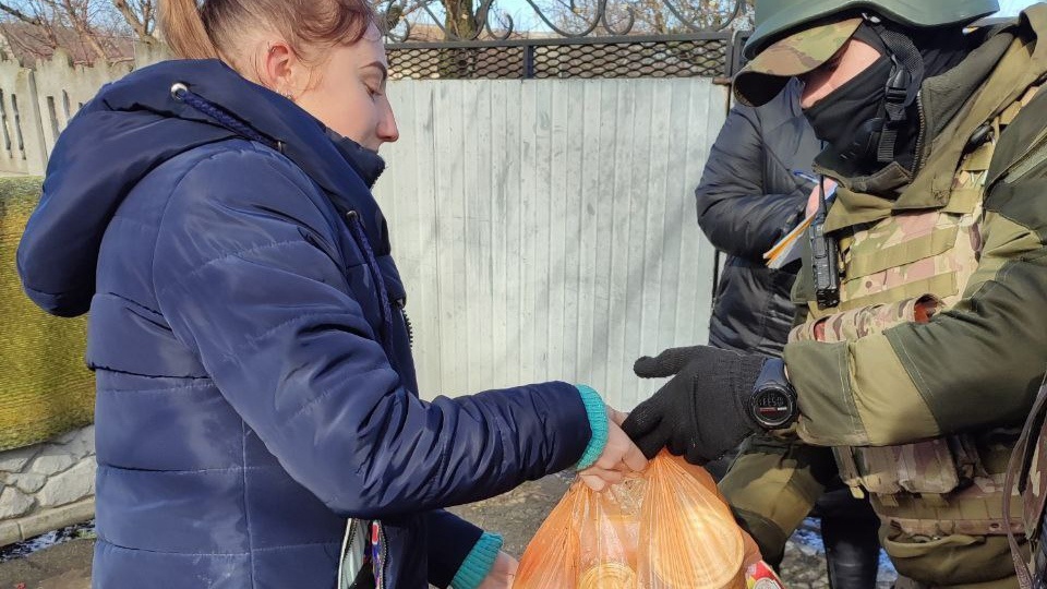 Военные из Чувашии раздают жителям Запорожской области продукты