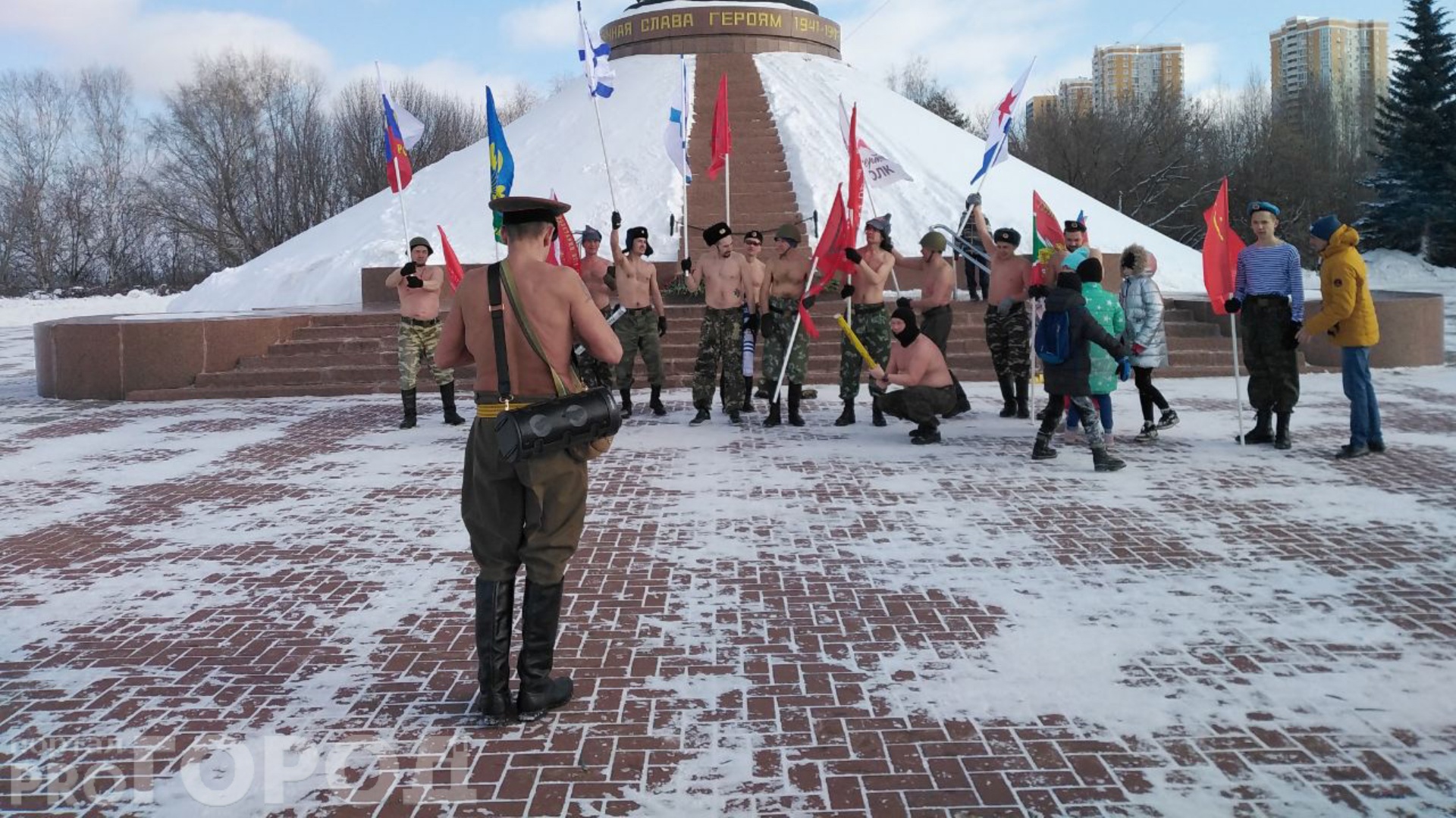 Мужчины с голым торсом устроили пробежку в Чебоксарах