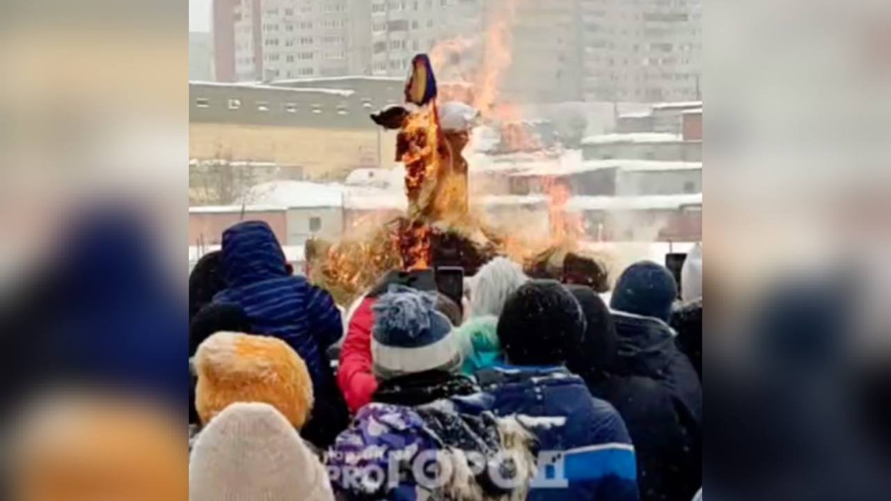 В Чебоксарах сожгли чучело Масленицы 