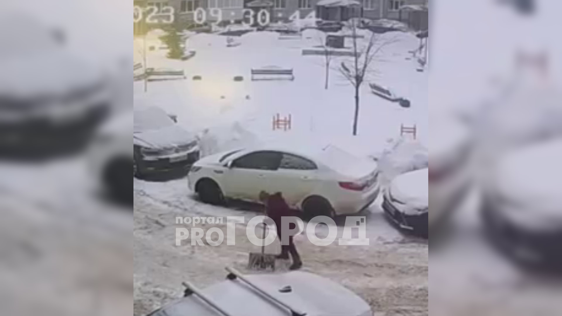 глыба льда обрушилась на проходящую женщину