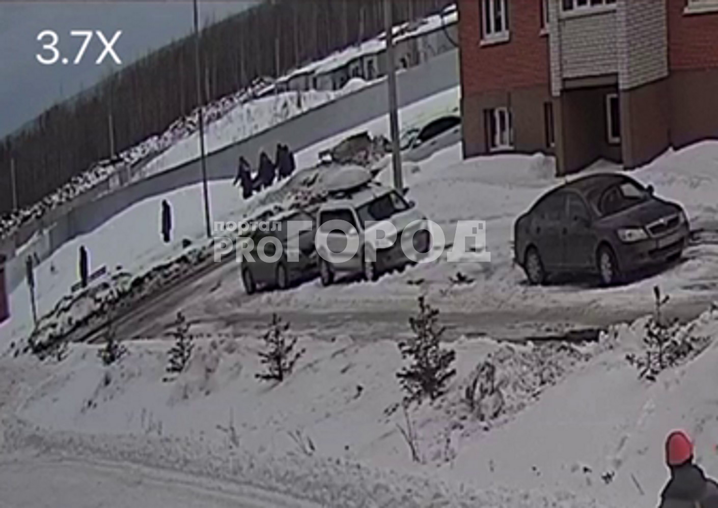 В Новом Городе строители соорудили носилки, чтобы донести человека до скорой