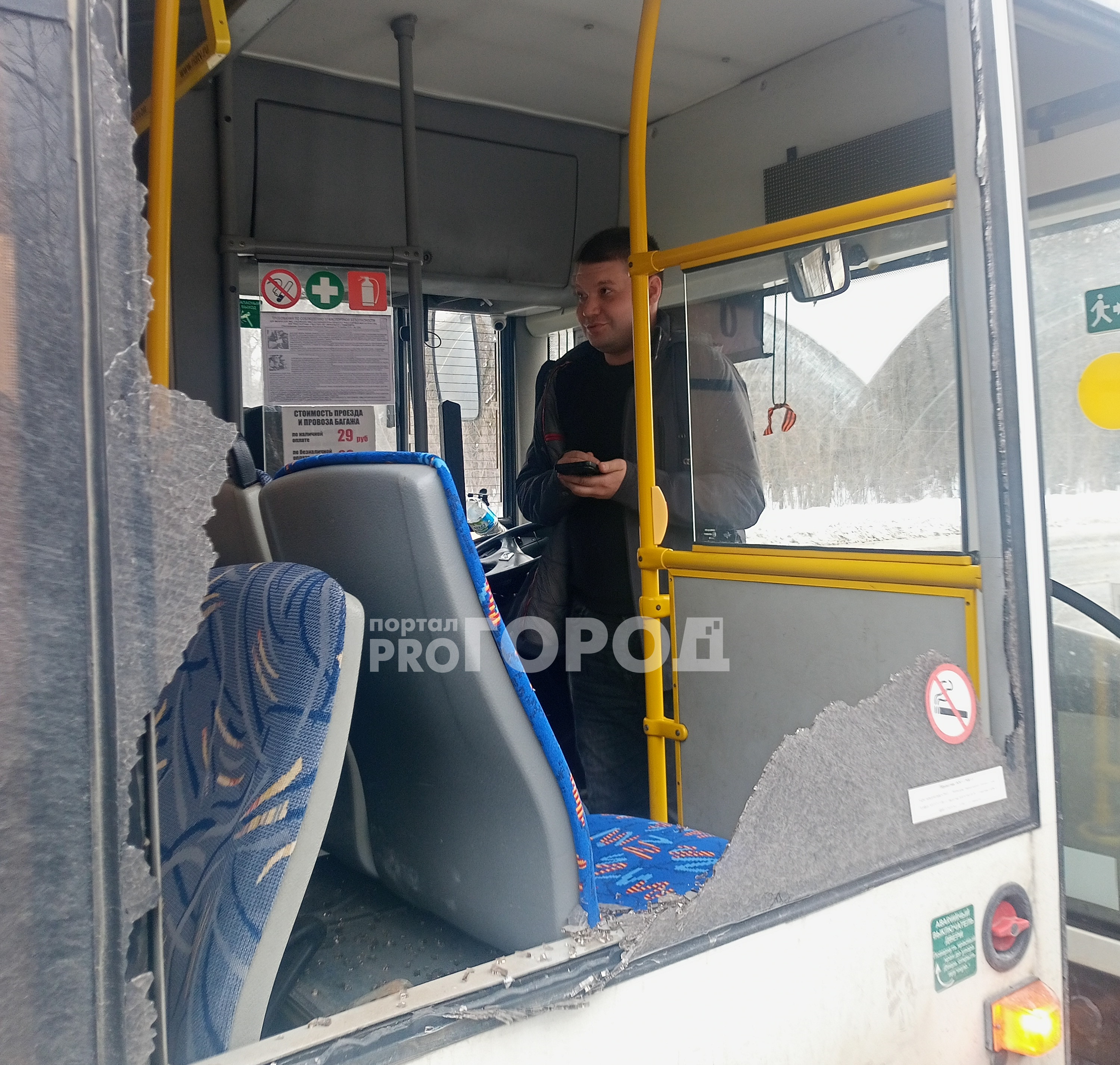 В Чебоксарах пассажирский автобус залетел в яму и остался без стекла