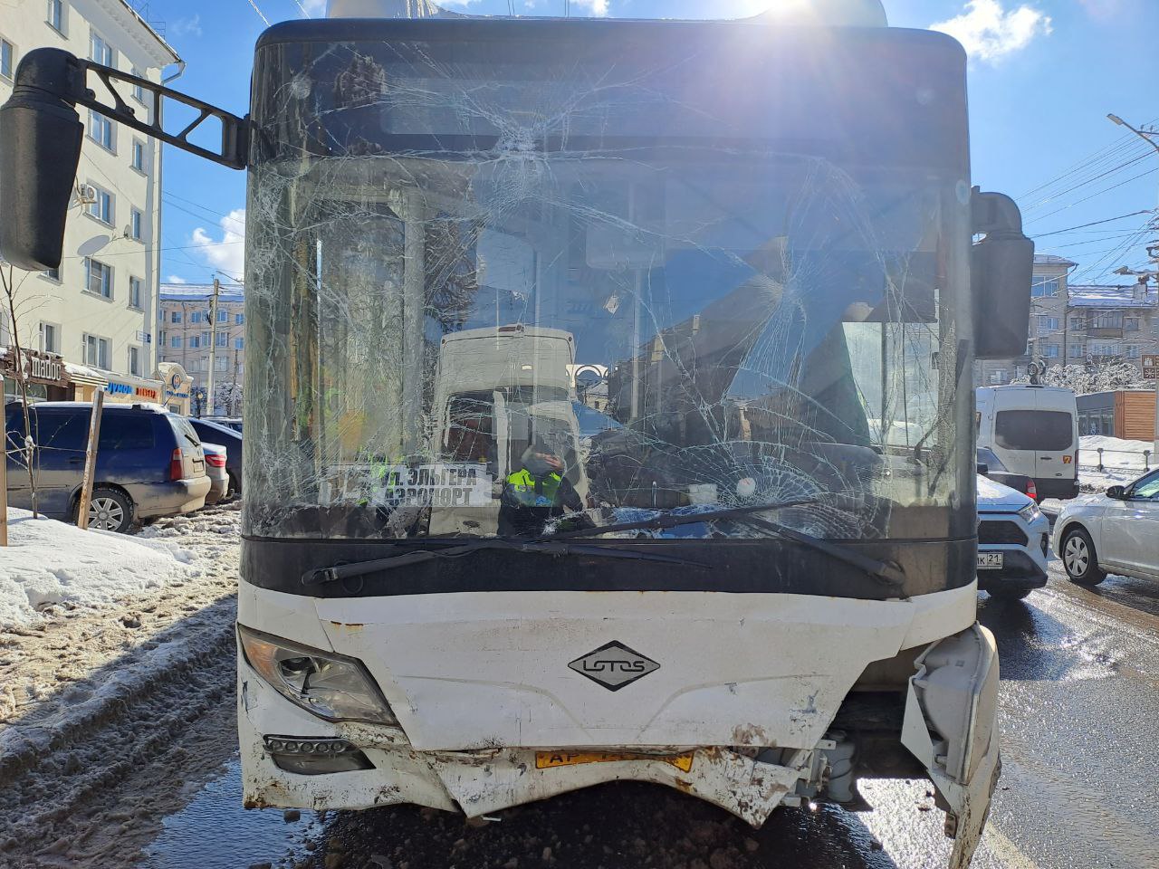 В Чебоксарах в маршрутку с пятнадцатью пассажирами врезался автобус