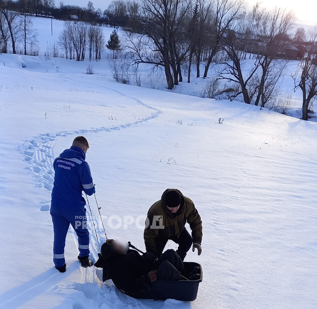 В Чувашии медики и жители села спасли человека: мужчину два километра тащили по полю