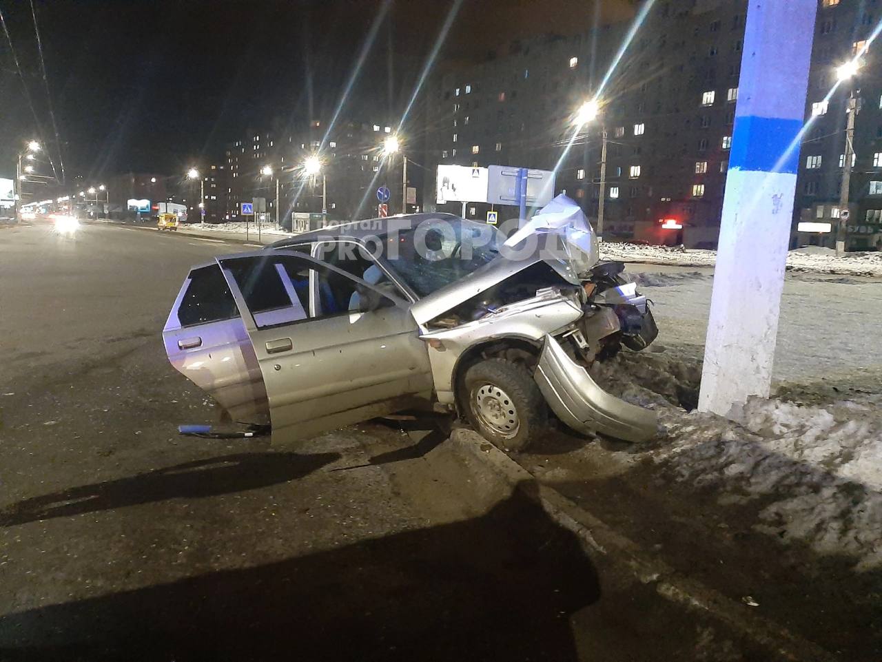 В Новочебоксарске водитель врезался в столб и сбежал с места ДТП