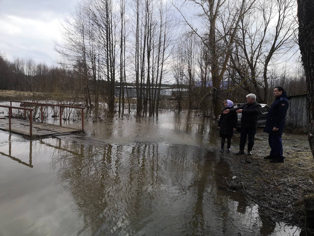 Дороги в поселке Батыревского района затопило водой