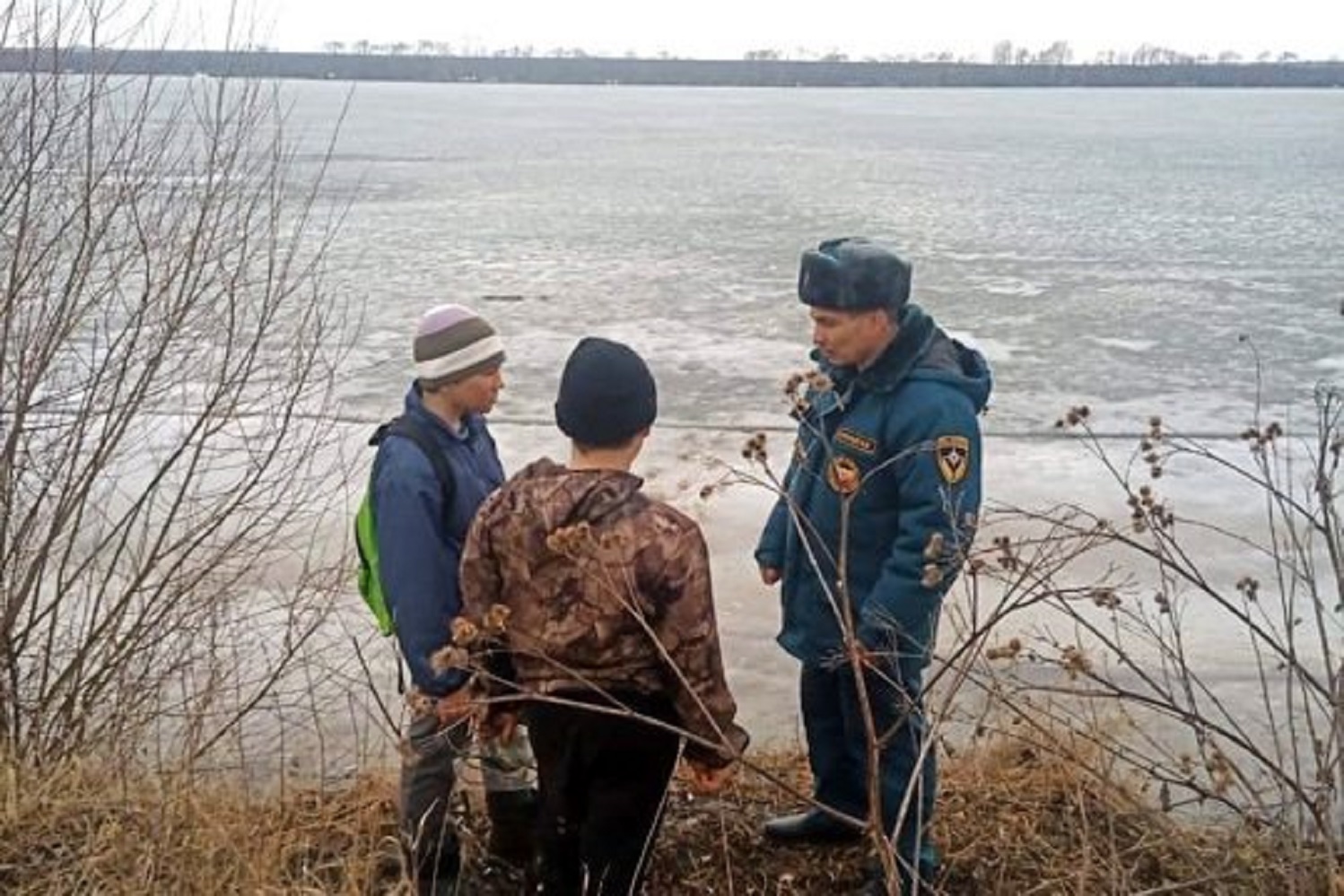 В Комсомольском районе с льдины сняли двух "мамонтенков"
