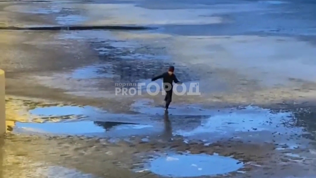 На Заливе дети устраивают пробежки по тонкому льду