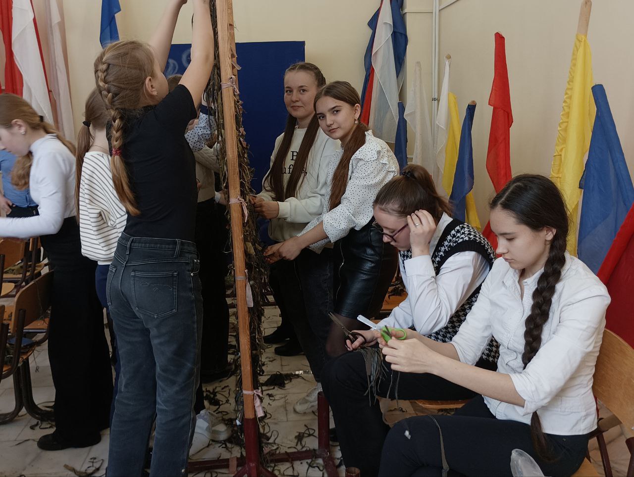 Шемуршинские школьники плетут маскировочные сети для бойцов СВО