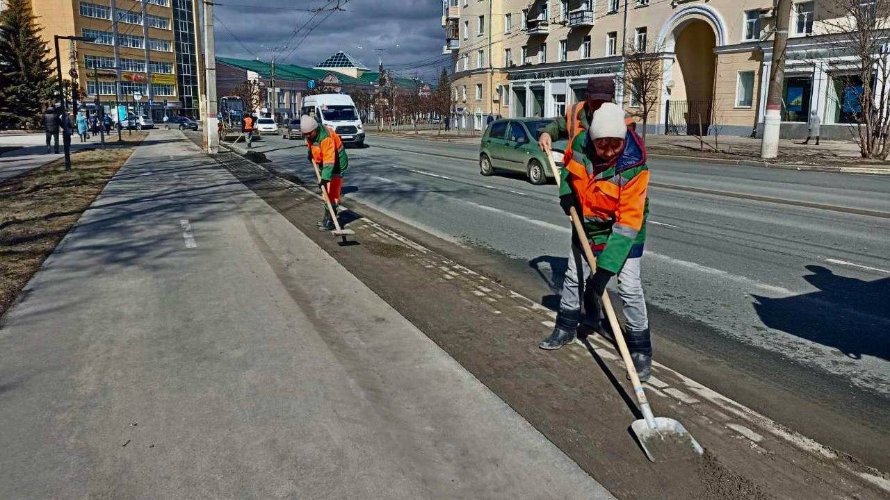 Аномальная погода заставила чебоксарских дорожников резко сменить вид работ