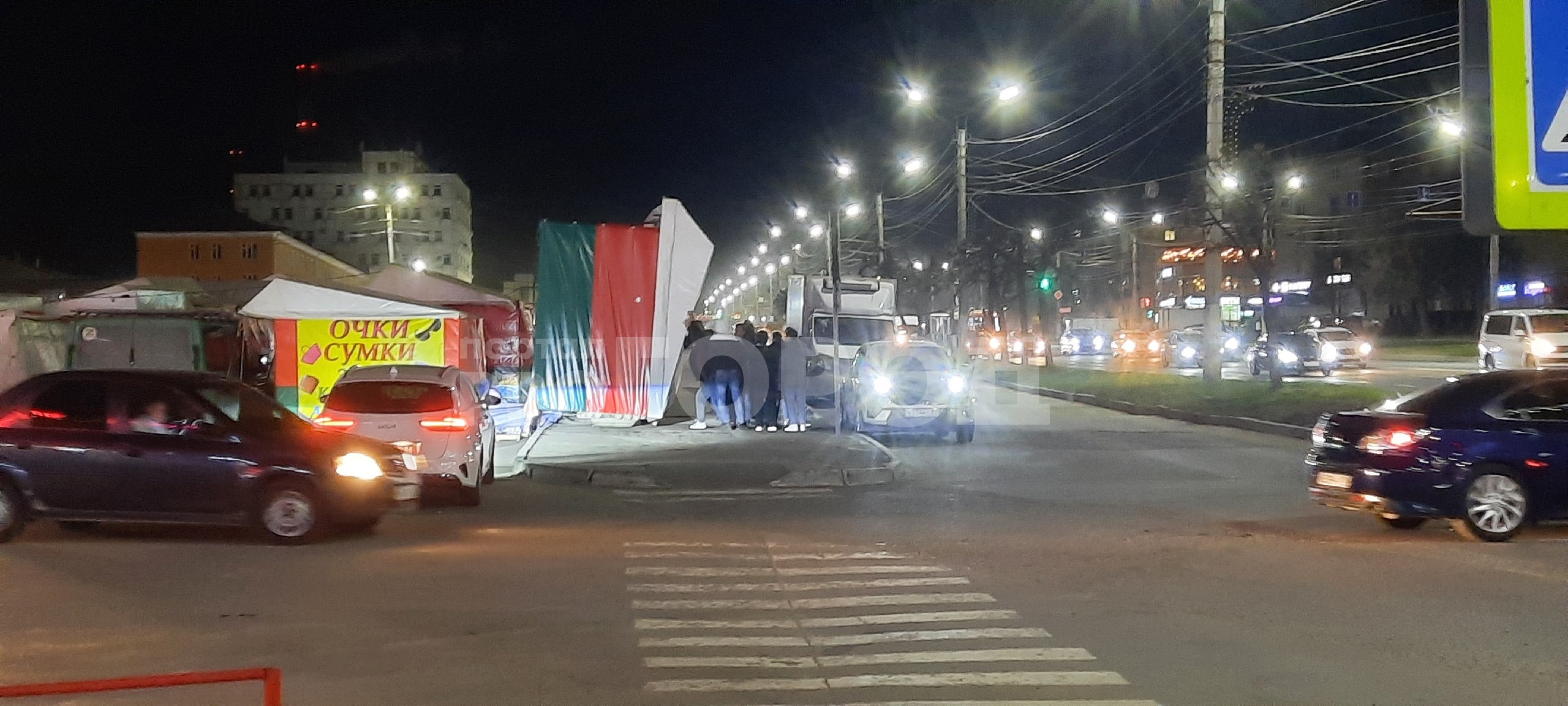 В Чебоксарах палатку "Белорусской ярмарки" ветром швырнуло на автомобиль