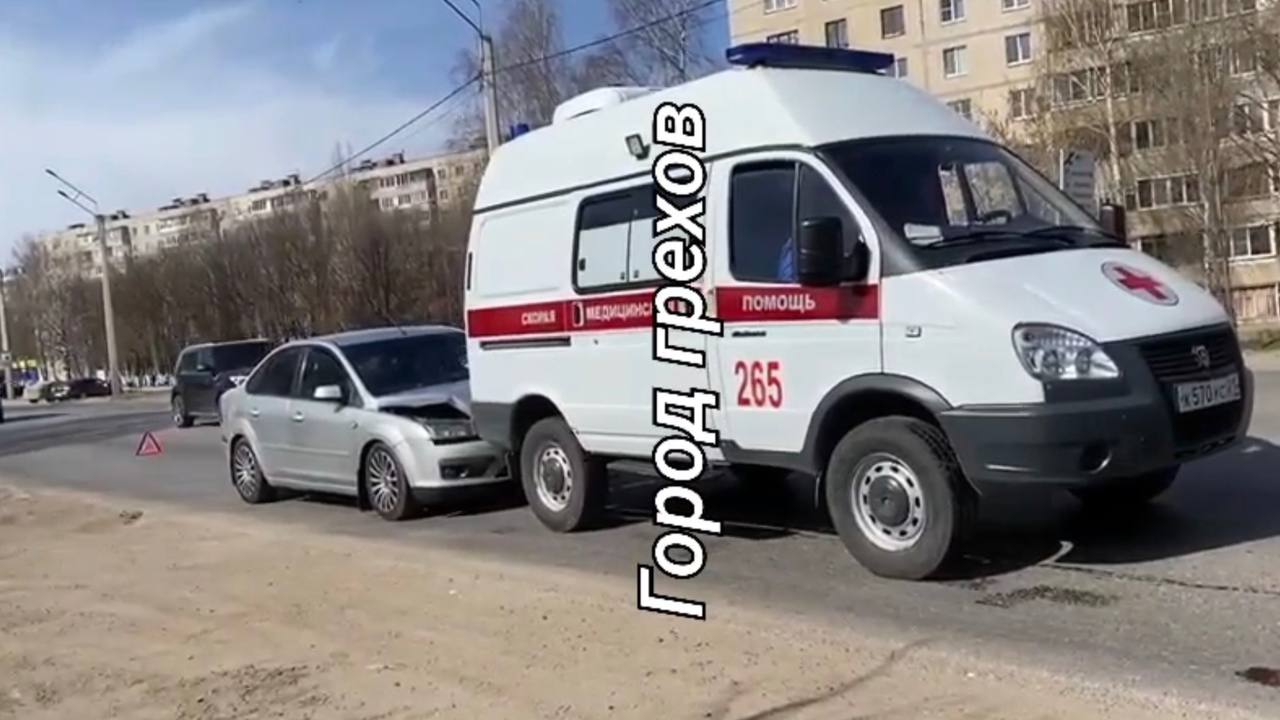 В Новочебоксарске легковушка подбила скорую помощь и скрылась с места ДТП