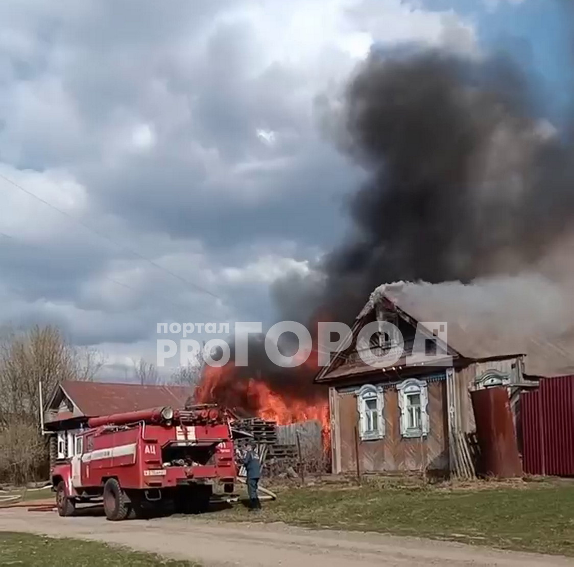 В чувашской деревне сожгли три жилых дома вместе с сухой травой в огороде