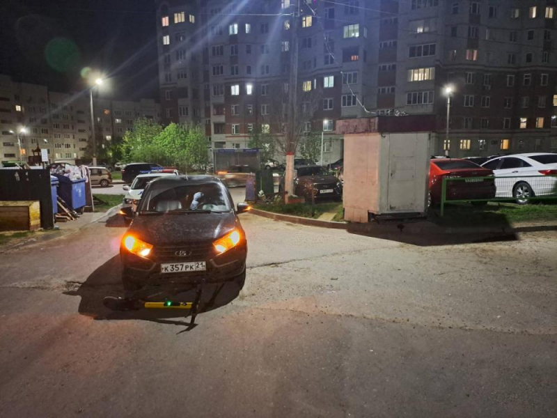 В Чебоксарах 36-летний электросамокатчик попал под колеса автомобиля 
