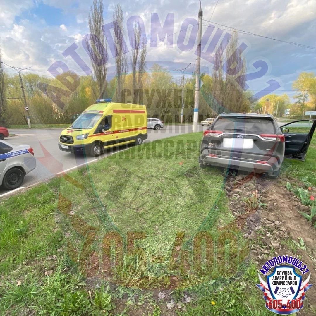 В Новочебоксарске неуправляемая Toyota попала в ДТП: водителю стало плохо за рулем