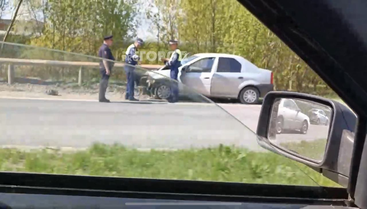 В Новочебоксарске водитель "Рено" вспорол машину об отбойник
